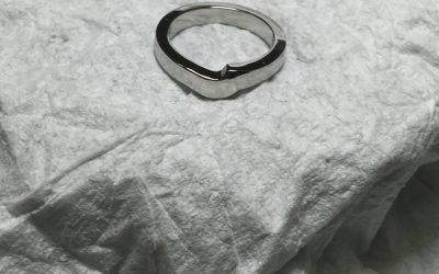 Fitted platinum wedding ring